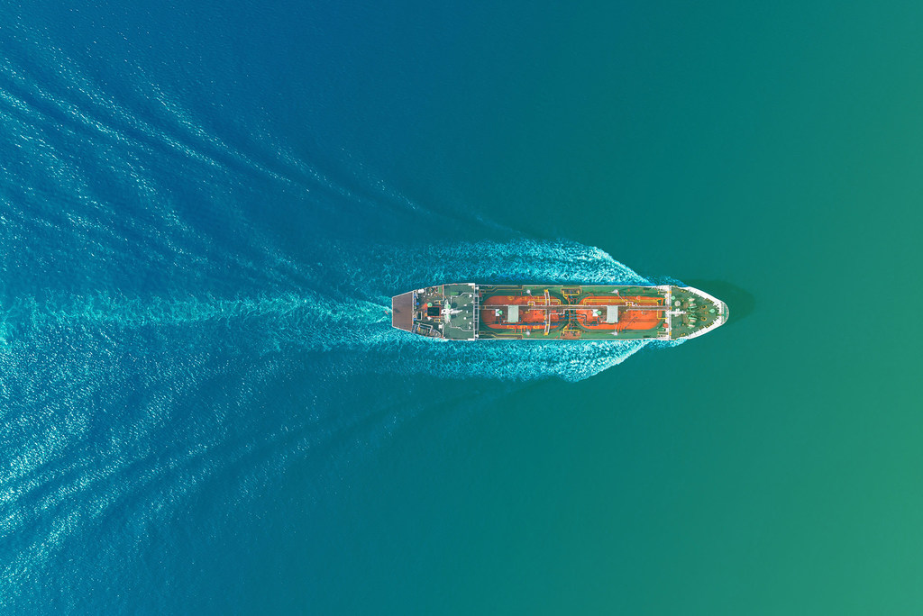 海上油轮从炼油厂运输石油的航拍俯瞰图。